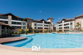 TÉRREO, 2 SUÍTES E SALA COM AR COND, Varanda GOURMENT CHURRASQUEIRA, 6 Pessoas, Cond Completo com PISCINA, ACADEMIA e RESTAURANTE Excelente para Crianças, WIFI TOP - 400m da Praia, 1km do BEACH PARK, 